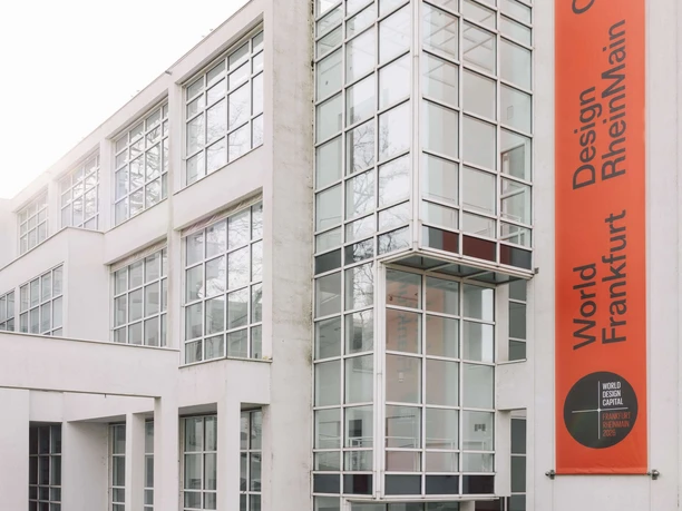 Museum Angewandte Kunst - WDC 2026 Banner Modernes Gebäude mit großem Banner zu World Design Capital 2026