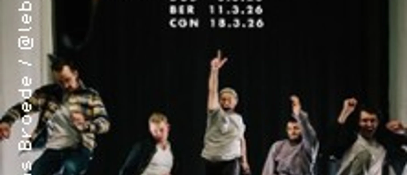 Eine Band springt energiegeladen vor schwarzem Vorhang, darüber stehen Tourdaten.