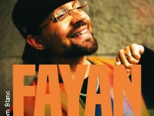 Lächelnder Musiker mit Kappe vor warmem Hintergrund, Schriftzug Fayan Verliebt in mich Tour 2026