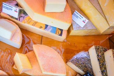Thorsten Schulze - Wochenmarkt 2023 Käse.JPG