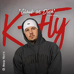 Poster mit Kapuzenpulli tragendem Mann vor rotem K-Fly Schriftzug und Text Glaub an Dich 2026