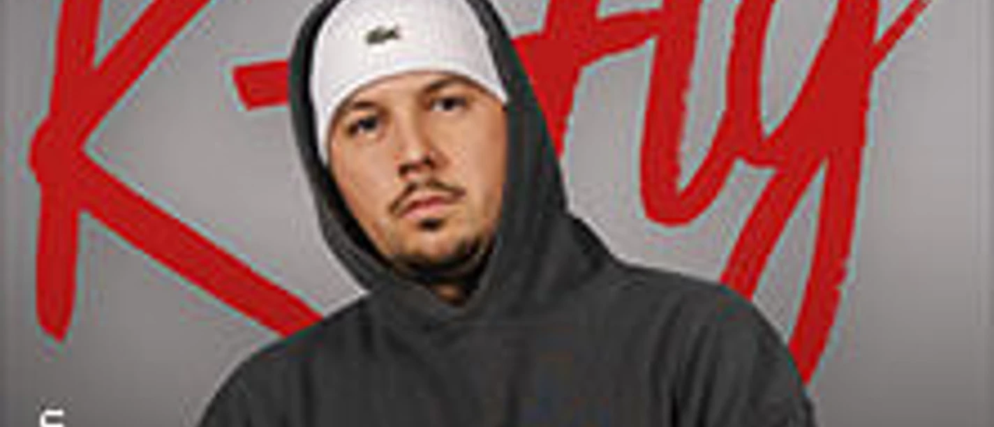 Poster mit Kapuzenpulli tragendem Mann vor rotem K-Fly Schriftzug und Text Glaub an Dich 2026
