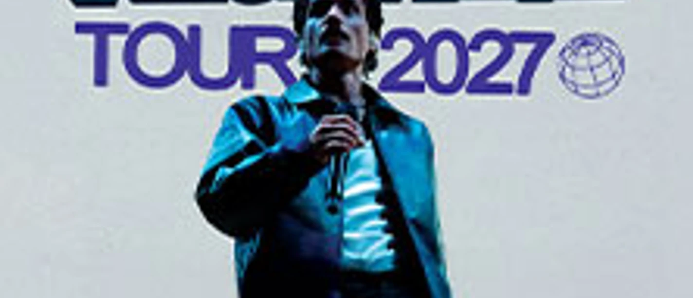 Person auf Bühne mit Mikrofon vor Schriftzug Paul Wetz Tour 2027 auf hellem Hintergrund