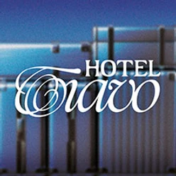 Schriftzug Hotel Tiavo vor unscharfem Hintergrund aus blauen und grauen Strukturen
