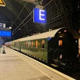 Silvesterfahrt Ein grüner nostalgischer Zug steht im Kölner Hauptbahnhof am Gleis.A green nostalgic train stands on the track at Cologne Central Station.