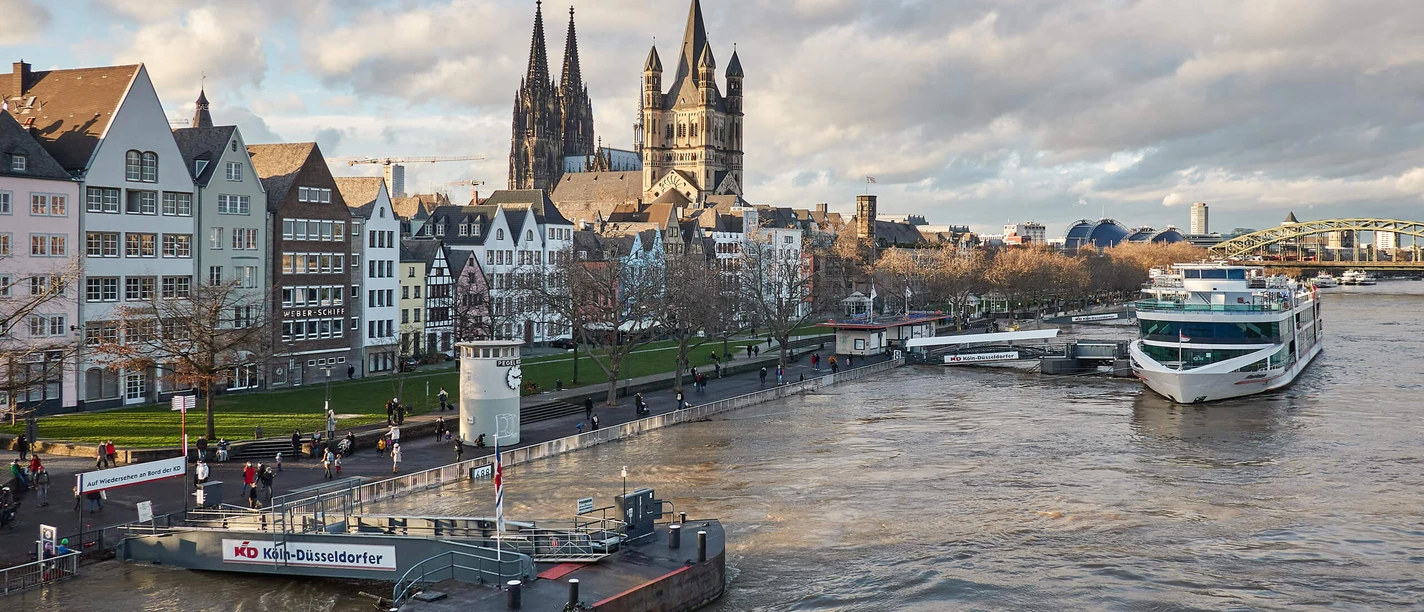 Rheinufer in Köln Schiffe am Rhein vor Kölns Altstadt und markanter Skyline erzeugen lebendige Ausflugsatmosphäre