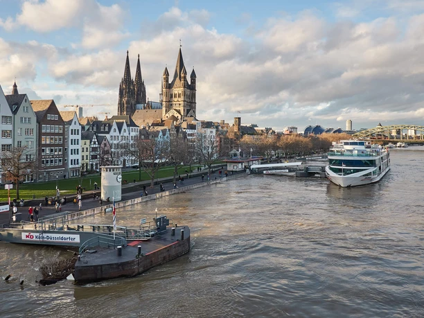 Rheinufer in Köln Schiffe am Rhein vor Kölns Altstadt und markanter Skyline erzeugen lebendige Ausflugsatmosphäre