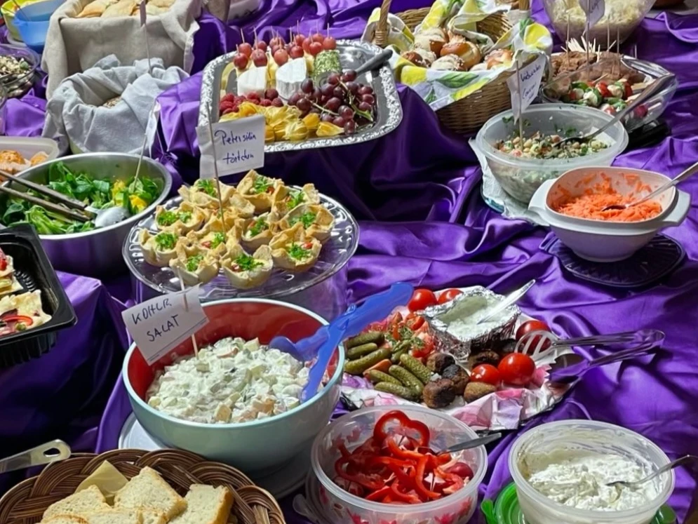 Internationales Frauenfest 2025 Buffet.jpg Internationales Frauenfest- Frauen tanzen aus der Reihe