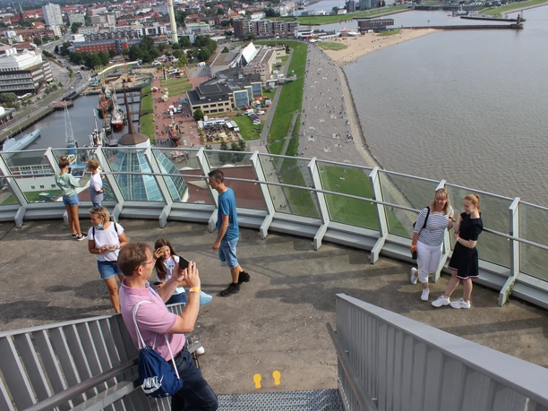Aussichtsplattform Sail City mit Blick auf das Weser-Strandbad IMG_9688 (c) Tanja Mehl_Erlebnis Bremerhaven GmbH.JPG Menschen auf der Aussichtsplattform Sail City blicken über Bremerhaven und das Weser-Strandbad.