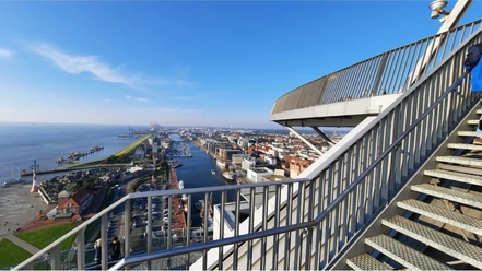 AHSC Schulschiff Deutschland 2 (c) Heike Trampenau_Erlebnis Bremerhaven.jpg Blick von der Aussichtsplattform SAiL City über den Hafen und die Küstenlinie von Bremerhaven.