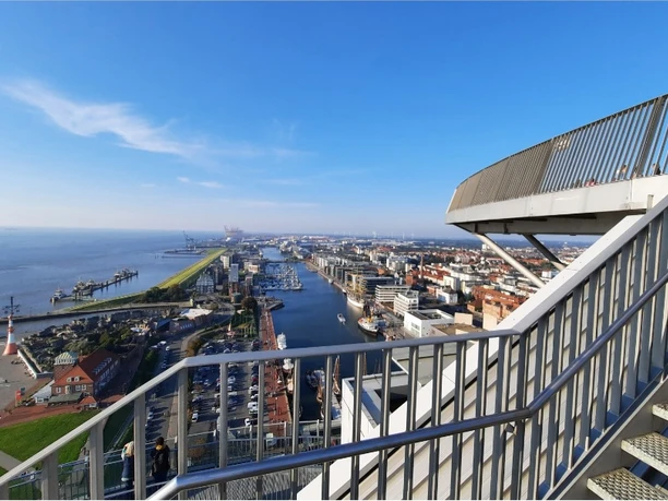 AHSC Schulschiff Deutschland 2 (c) Heike Trampenau_Erlebnis Bremerhaven.jpg Blick von der Aussichtsplattform SAiL City über den Hafen und die Küstenlinie von Bremerhaven.