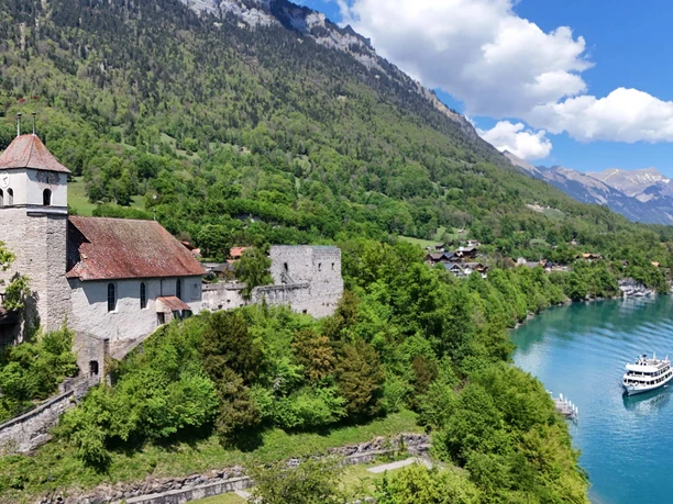 ringgenberg-burgkirche-drohnenbild-brienzersee-schiff.jpg