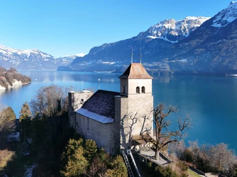 ringgenberg-burgkirche-drohnenbild-brienzersee-winter.jpg