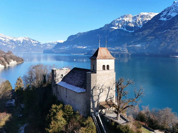 ringgenberg-burgkirche-drohnenbild-brienzersee-winter.jpg