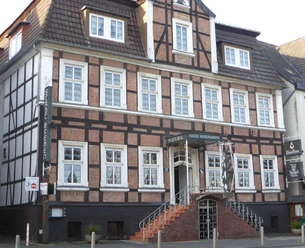 Fachwerkhaus mit breiter Treppe und vielen Fenstern.