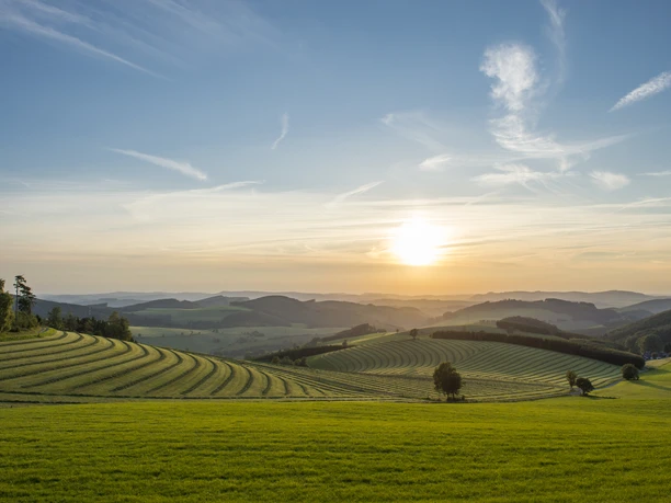 Blick vom Fotopunkt am Hömberg oberhalb von Oberhenneborn und Sellmecke