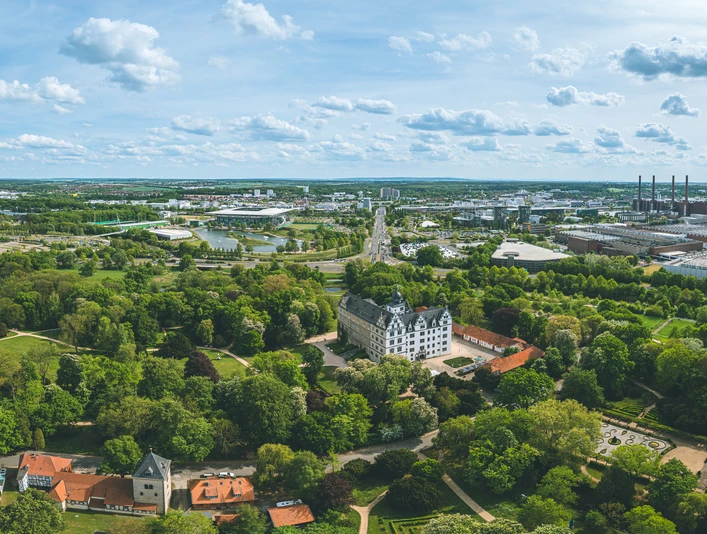 Wolfsburg von oben Luftaufnahme von Wolfsburg mit Schloss, grünen Parkanlagen und Blick auf das Volkswagenwerk.Aerial view of Wolfsburg with castle, green parks and view of the Volkswagen factory.