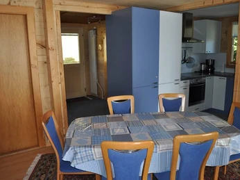 Eingang mit Essbereich und Küche