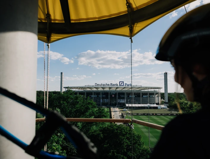 Frankfurt Kletterwald Blick vom Kletterwald auf den Deutsche Bank Park Frankfurt