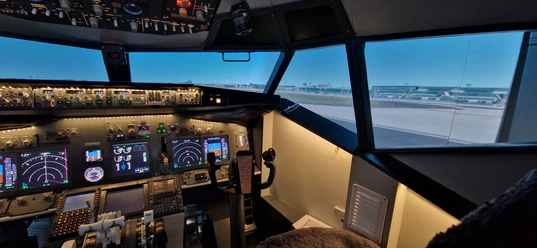 Frankfurt Flugsimulator Flugzeugcockpit mit Instrumenten während des Rollens