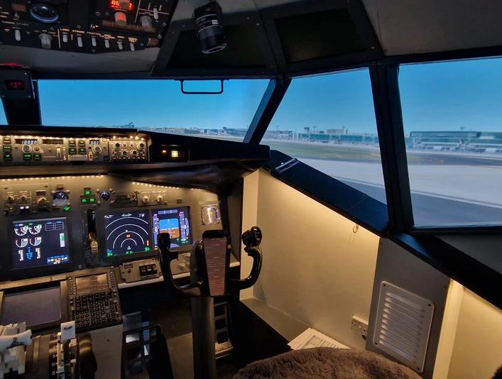 Frankfurt Flugsimulator Flugzeugcockpit mit Instrumenten während des Rollens