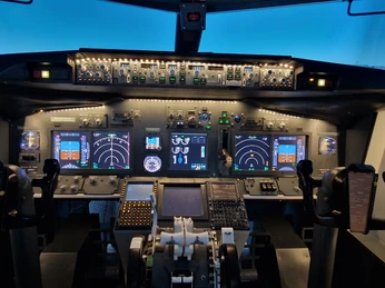 Frankfurt Flugsimulator Zentrales Cockpitpanel mit Displays und Steuerhebeln