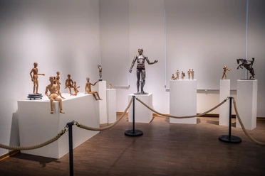 Ausstellung im Stadtmuseum Langenfeld Ausstellung von Gliederpuppen und Skulpturen auf weißen Podesten im Stadtmuseum Langenfeld.