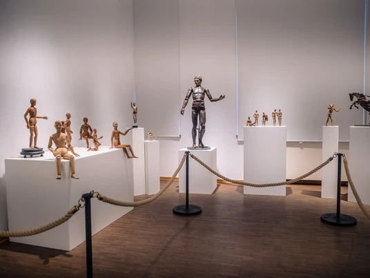 Ausstellung im Stadtmuseum Langenfeld Ausstellung von Gliederpuppen und Skulpturen auf weißen Podesten im Stadtmuseum Langenfeld.