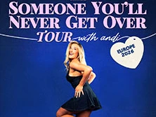 Frau in kurzem Kleid posiert vor blauem Hintergrund, darüber Tourtitel in rosa Schrift.