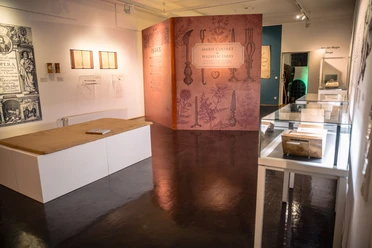 Ausstellung im Wilhelm-Fabry-Museum in Hilden Museumsausstellung mit historischen Drucken, Büchern und Exponaten über Marie Colinet und Wilhelm Fabry.