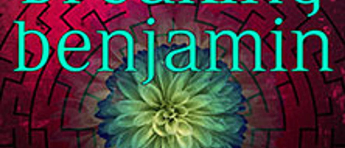 Türkise Schrift mit Blüte vor dunklem Muster und Tourhinweis UK/EU 2026.