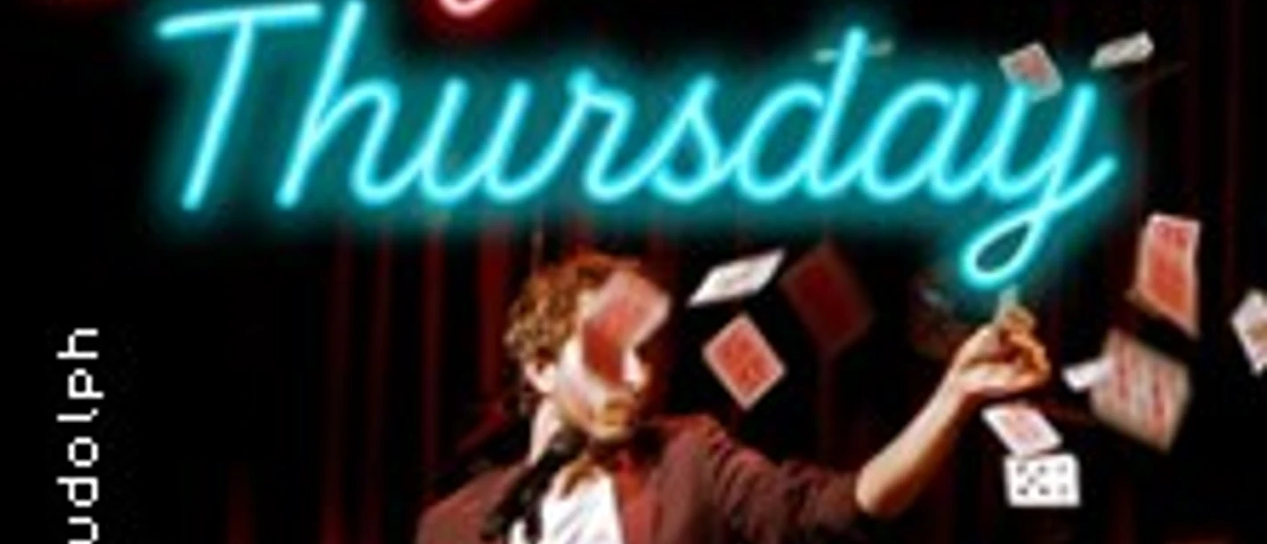 Ein Magier wirbelt Spielkarten vor rotem Vorhang, darüber leuchten die Worte Magic Thursday.