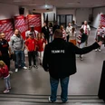 Stadium tour Eine Gruppe steht vor einem Mann und hört aufmerksam zu.A group stands in front of a man and listens attentively.