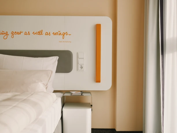 Lufthansa Seeheim - Kopfteils eines modernen Hotelbettes Detailaufnahme des Kopfteils eines modernen Hotelbettes mit einer weißen Platte.