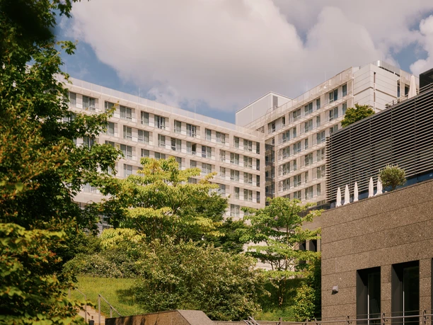 Lufthansa Seeheim - modernes Hotelgebäude Ein großes, modernes Hotelgebäude (Lufthansa Seeheim) mit einer hellen, mehrstöckigen Fassade.