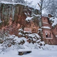 Rochlitzer Berg_Winter_(c)Bastian Rakow_CC BY-SA (6).jpg Zu sehen ist die Einsiedelei, eine Art Wand aus Rochlitzer Porphyrtuff auf dem Rochlitzer Berg. Es liegt Schnee.