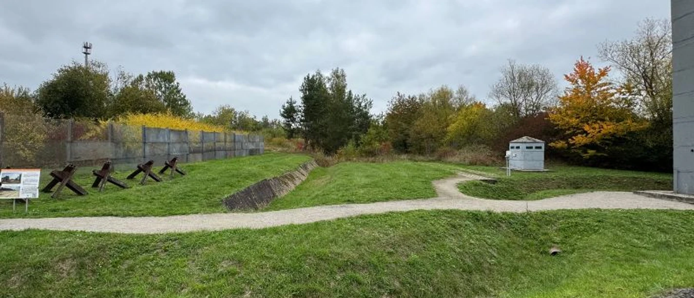 Grenzsituation_mit_Kfz-Sperrgraben_am_Grenzlehrpfad_Obersuhl__c_Dr._Sabine_Budde.jpg