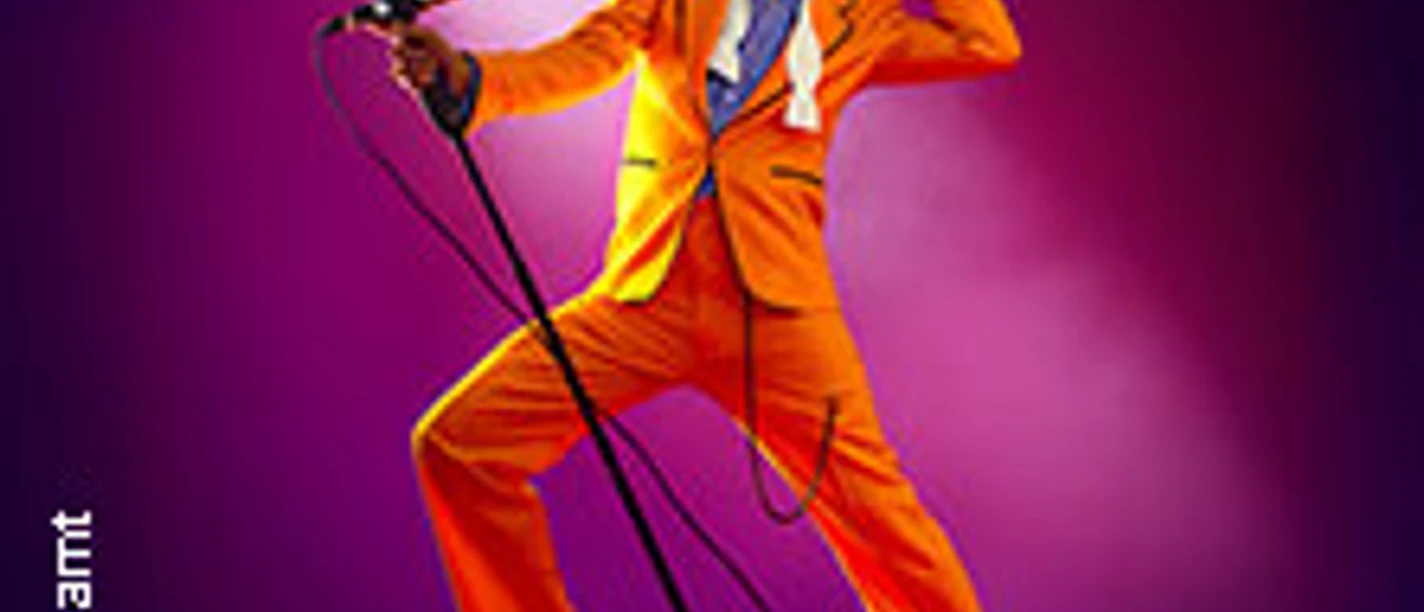 Bühnenposter mit farbigem Hintergrund, Performer im orangefarbenen Anzug und Bowiemotiv