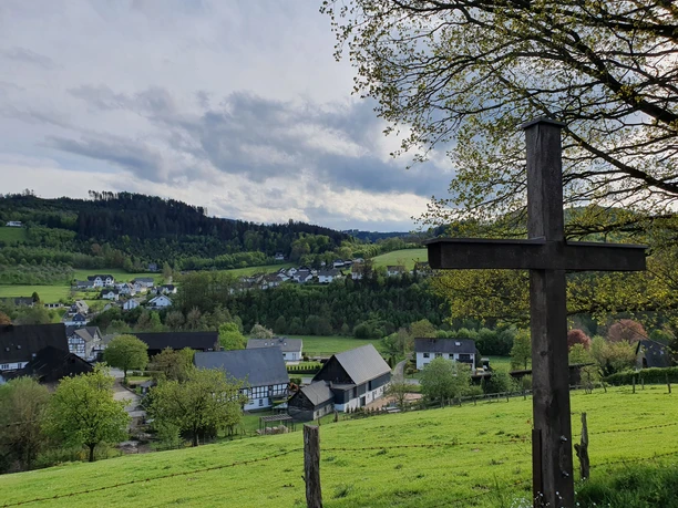 Kreuz mit Blick auf Oberfleckenberg