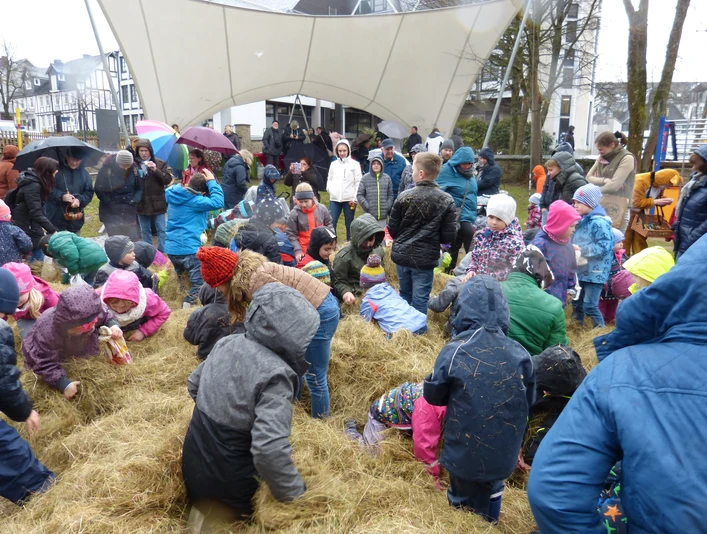 Ostereiersuche im Heuhaufen