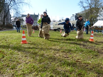 Sackhüpfen auf der Gerichtswiese