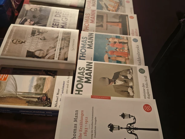 Buecher.jpg Büchertisch mit Literaturauswahl