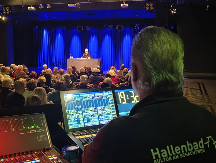 IMG_20251118_193225599_HDR.jpg Technikperspektive aus dem Zuschauerraum