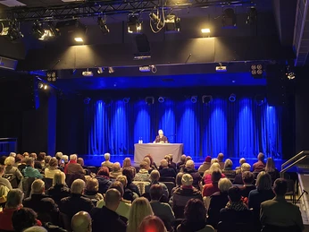 IMG_20251118_193443427_HDR.jpg Vorlesung im Hallenbad im Schachtweg