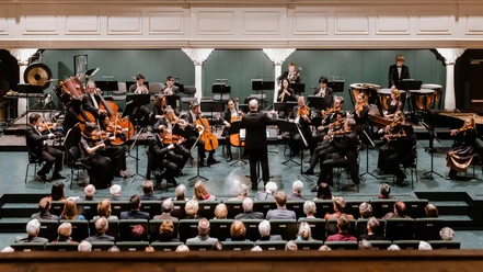 Orchester mit Dirigent spielt vor Publikum im Konzerthaus Liebfrauen Wernigerode.