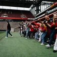 Stadionführung Eine Gruppe jubelt am Fußballrand in der Spielerkabine.A group cheers on the soccer sidelines in the players' dressing room.