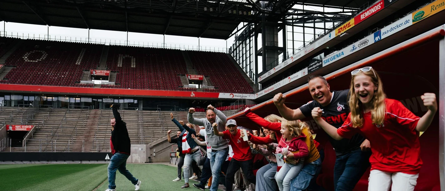 Stadionführung Eine Gruppe jubelt am Fußballrand in der Spielerkabine.