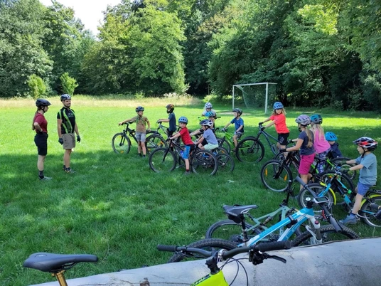 Mountainbiker auf der Wiese