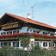 Archenhof.jpg Ein Bauernhaus mit rotem Dach und vielen Blumen. Der Ort wirkt einladend.