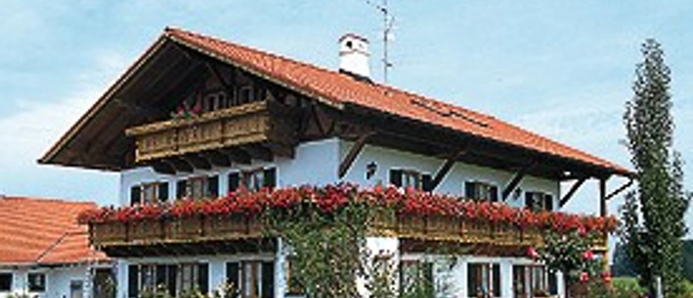 Archenhof.jpg Ein Bauernhaus mit rotem Dach und vielen Blumen. Der Ort wirkt einladend.